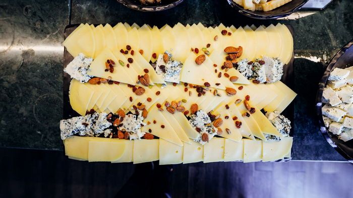 Как отличить сыр от сырного продукта: 3 простых правила Как отличить сыр от сырного продукта: 3 простых правила