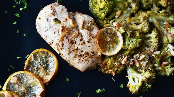 Рецепт незвичайного курячого філе з горіхами і овочами