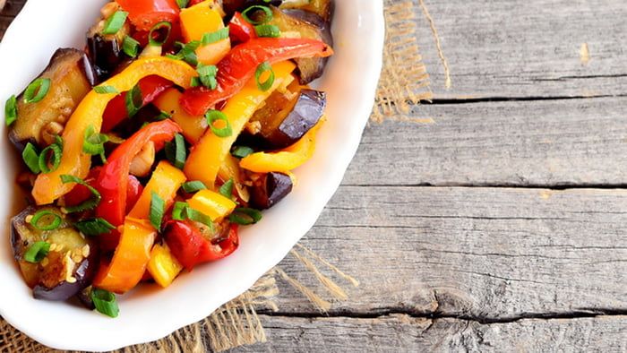 З баклажанами і солодким перцем: рецепт теплого салату З баклажанами і солодким перцем: рецепт теплого салату