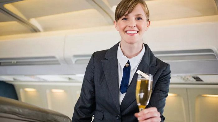 Стюардесса рассекретила, как получить бесплатный алкоголь на борту самолета