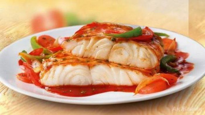 Белая рыба с соусом и овощами Белая рыба с соусом и овощами