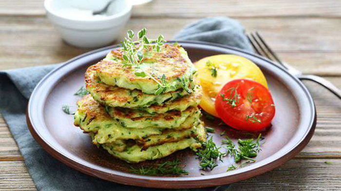 Кабачковые оладьи с сыром и чесноком: простой рецепт Кабачковые оладьи с сыром и чесноком: простой рецепт