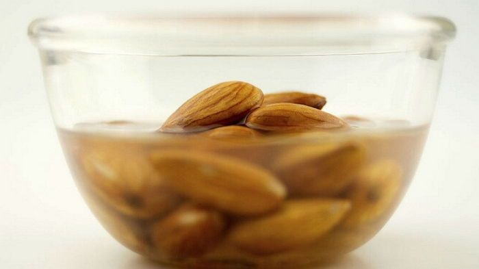 Почему орехи надо замачивать перед тем, как есть? Почему орехи надо замачивать перед тем, как есть?