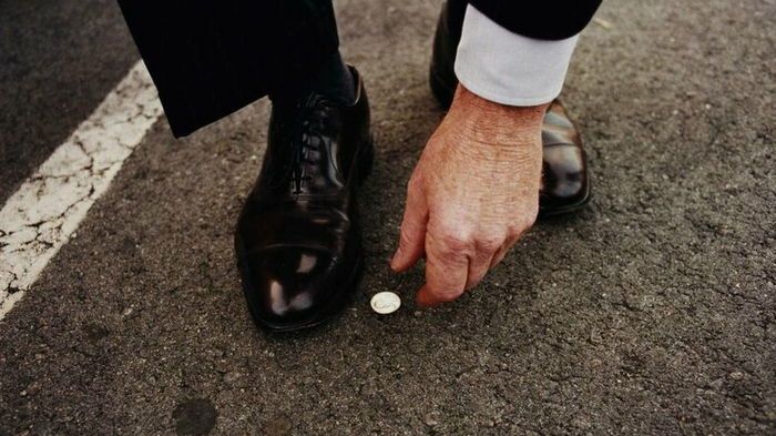 10 вещей, которые никогда нельзя поднимать с земли 10 вещей, которые никогда нельзя поднимать с земли