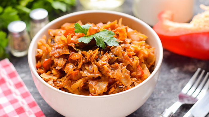 Куриные тефтели с тушеной капустой Куриные тефтели с тушеной капустой