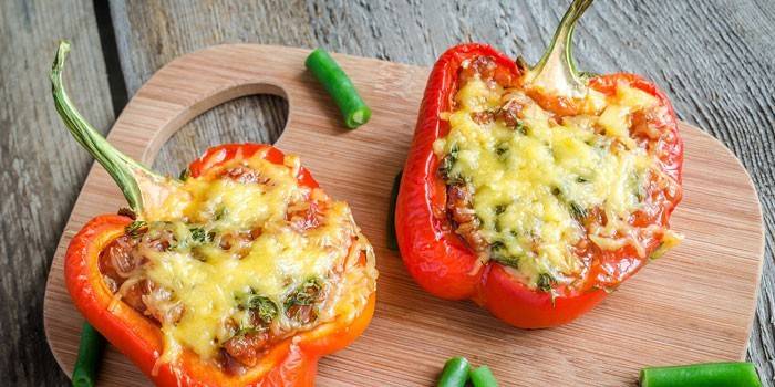 Готуємо в духовці фарширований перець з рисом і м’ясом: простий рецепт