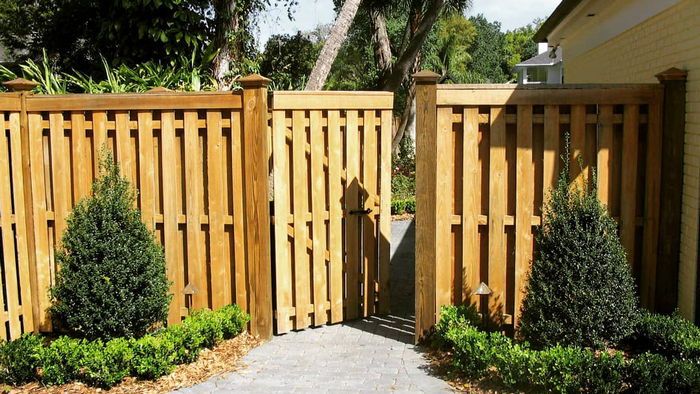 Как построить забор на даче, если бюджет ограничен Как построить забор на даче, если бюджет ограничен