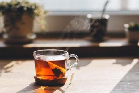 Медики рассказали, черный или зеленый чай полезнее пить перед сном