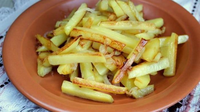 Хитрість, завдяки якій картопля не прилипатиме до сковорідки Хитрість, завдяки якій картопля не прилипатиме до сковорідки