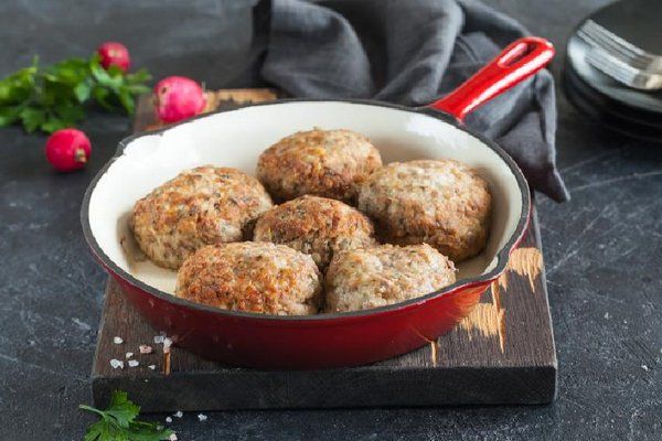 Станут жесткими: что категорически нельзя добавлять в фарш для котлет