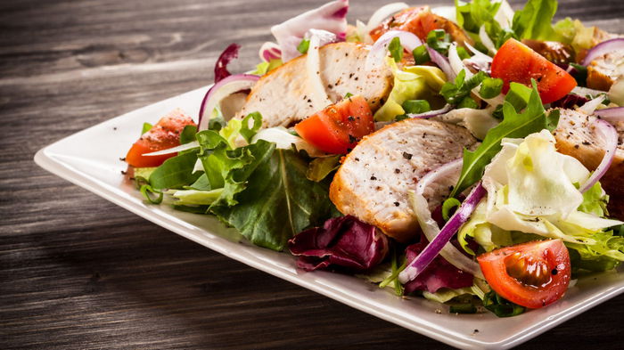 Теплый салат с куриным филе и нежным соусом Теплый салат с куриным филе и нежным соусом