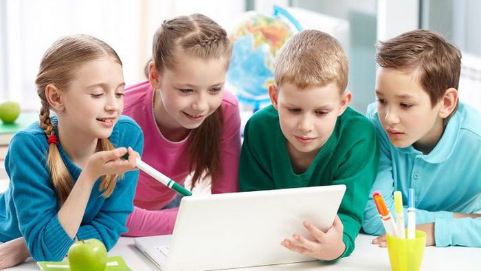 Как сохранить спину и зрение детей на дистанционном обучении: советы врачей