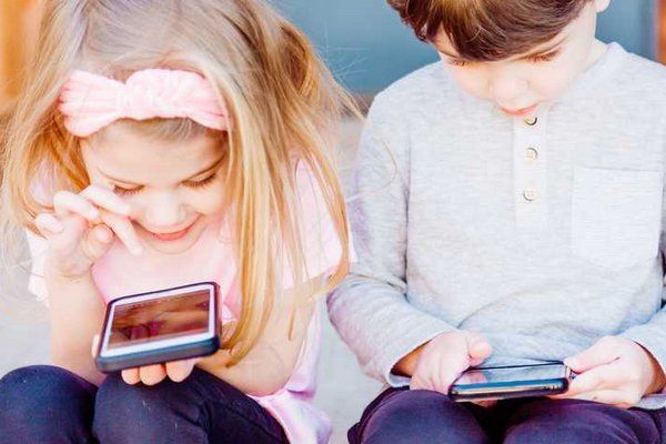 Телефоны влияют на скорость полового созревания подростков