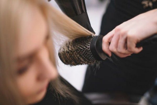 Секретная функция фена сделает волосы блестящими и гладкими