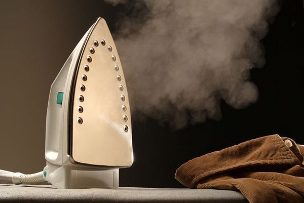 Можно или нельзя гладить мокрую одежду утюгом