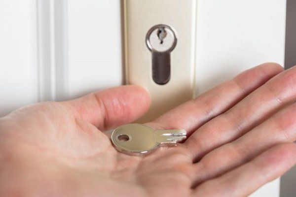 Хитрости, которые помогут легко вынуть сломанный ключ из замка