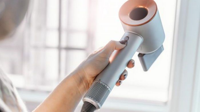 Что нельзя делать с феном для волос: распространенная ошибка