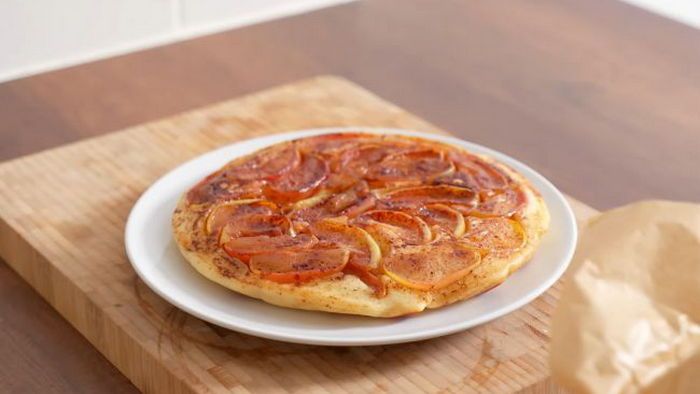 У вас есть 2 яблока? Рецепт очень простого пирога на сковороде