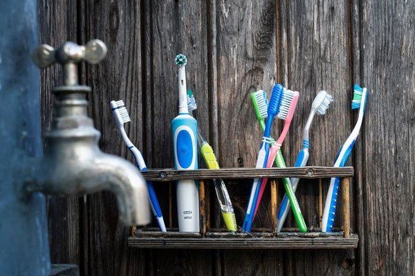 Где нельзя хранить зубную щетку: эту ошибку делают все
