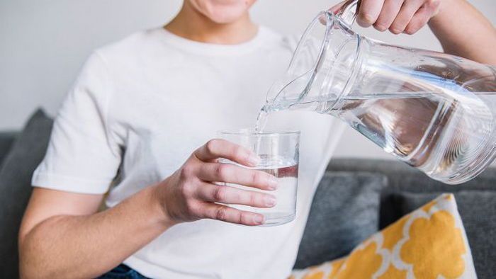 Сколько на самом деле воды нужно выпивать за день? Сколько на самом деле воды нужно выпивать за день?