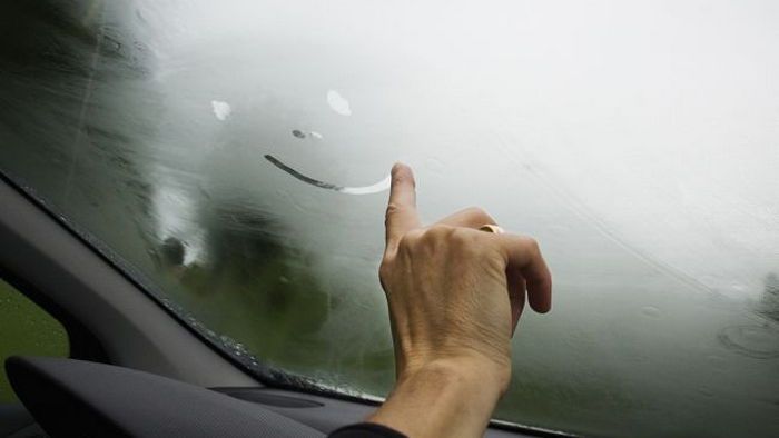 Если запотело окно в автомобиле: трюки помогут избежать проблемы зимой Если запотело окно в автомобиле: трюки помогут избежать проблемы зимой