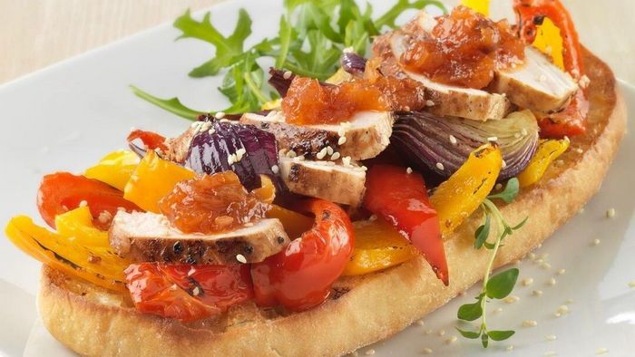 Вкусная брускетта с филе индейки и овощами: простой рецепт Вкусная брускетта с филе индейки и овощами: простой рецепт