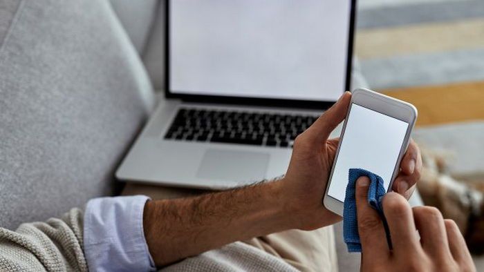 Как очистить телефон от грязи и бактерий и как часто нужно это делать Как очистить телефон от грязи и бактерий и как часто нужно это делать