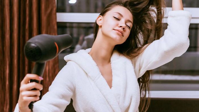 Как полезнее сушить волосы: с помощью фена или естественным путем Как полезнее сушить волосы: с помощью фена или естественным путем