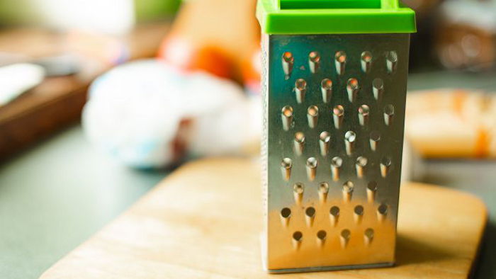 Простой способ заточить тупую терку: всего несколько движений