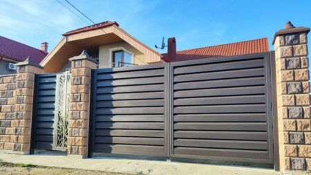 Откатные ворота с калиткой