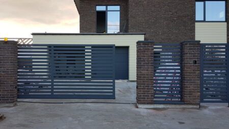 Откатные ворота с калиткой