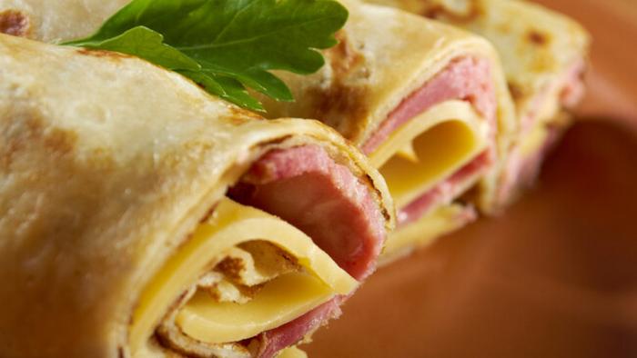 Рецепт сытных блинов с ветчиной и сыром