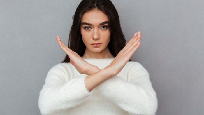 Потеряете не только деньги: почему на самом деле нельзя свистеть в доме