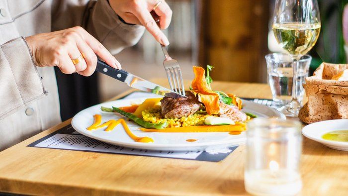 Как есть меньше и наедаться быстрее: 7 лайфхаков