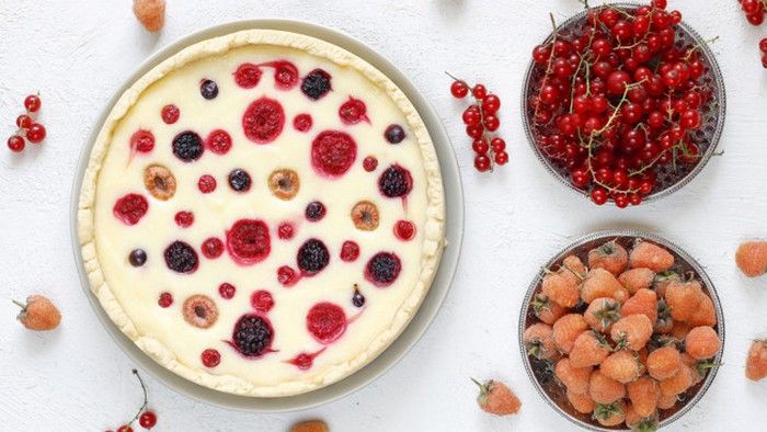 Как испечь сметанник с ягодной начинкой