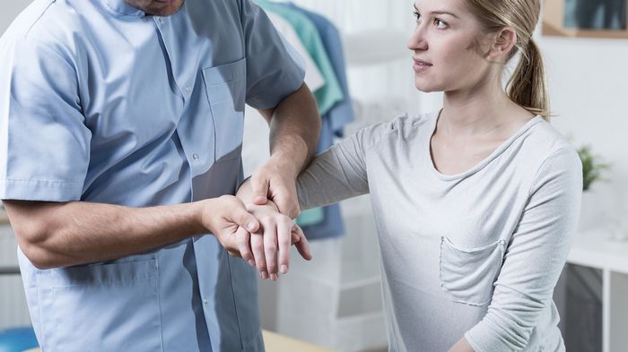 При каких симптомах и заболеваниях необходимо обращаться к ортопеду