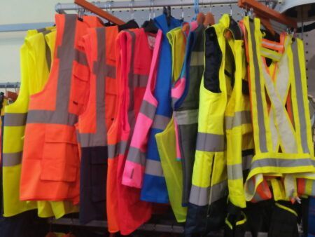 Світловідбиваючий одяг на підприємстві та в побуті