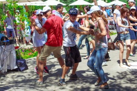 Популярные стили для танцевального тимбилдинга в Алматы