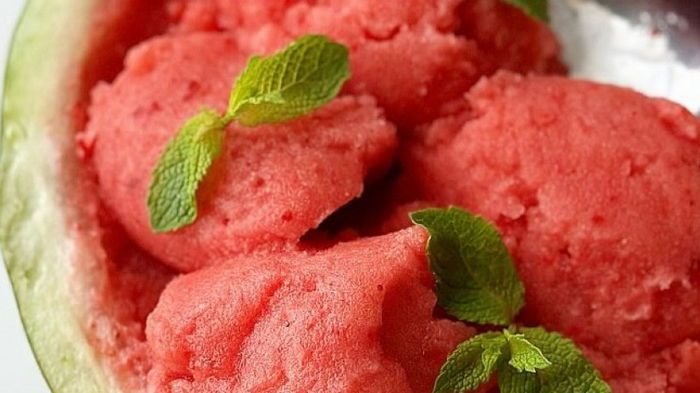 Летнее наслаждение: быстрое арбузное мороженое из минимума продуктов