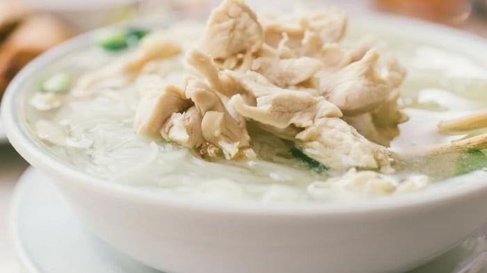 Ароматный и наваристый: куриный суп с чесночными галушками-рулетиками