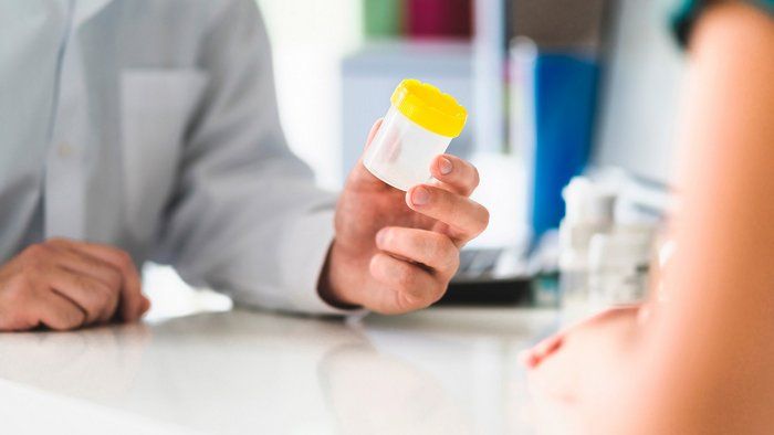 Кровь в моче: откуда она берется и когда пора бежать к врачу? Кровь в моче: откуда она берется и когда пора бежать к врачу?