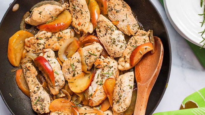 Куриное филе, запеченное с яблоками
