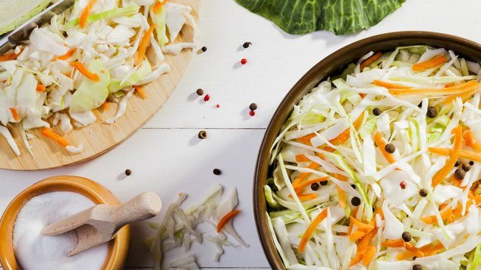 Не новый, но неизменно желанный салат из квашеной капусты