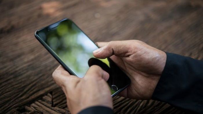 Вот почему телефон нужно всегда класть экраном вниз Вот почему телефон нужно всегда класть экраном вниз