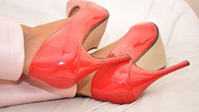 Как убрать царапины на лакированных туфлях: простой лайфхак