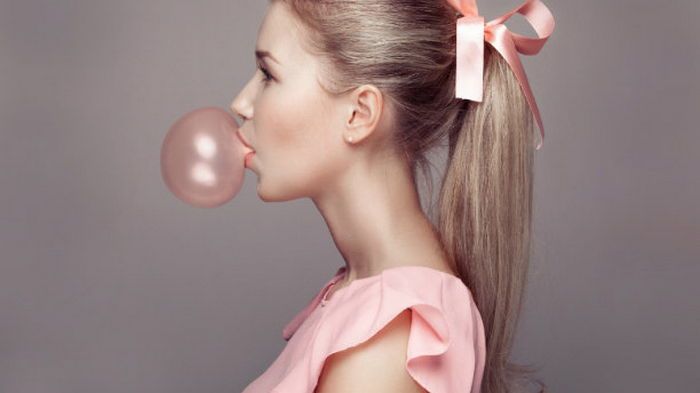 Эти способы помогут безболезненно вытащить жевательную резинку из волос