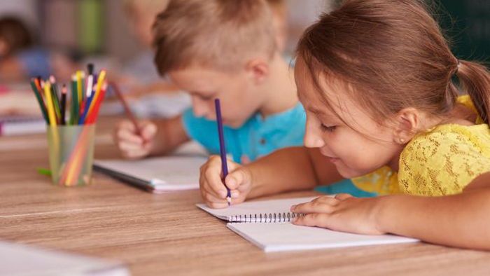 Скоро в школу: как помочь ребенку настроить режим перед учебой