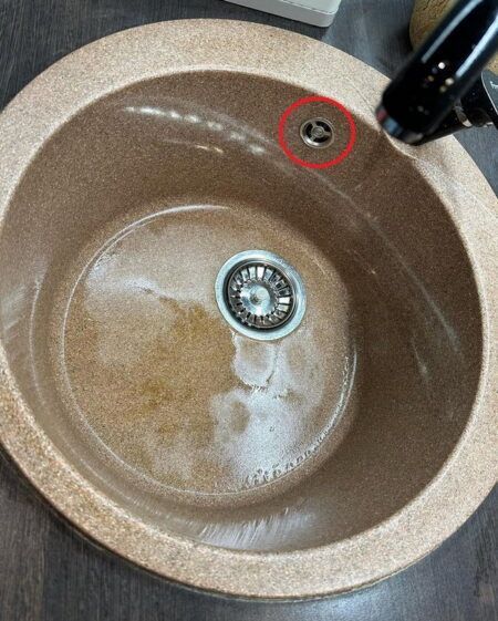 А вы знали зачем вашей раковине второе отверстие?