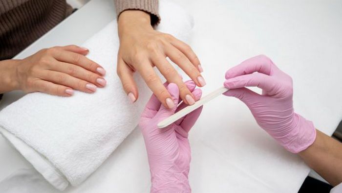 Что может произойти, если делать маникюр в салоне