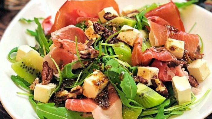 Салат с киви, фетой и хамоном Салат с киви, фетой и хамоном